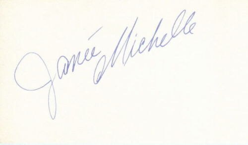 手書きの名前「Janée Michelle」が灰色で左下から右上に斜めに書かれており、背景はすべて白で、名前の下に「M」が丸まっている。