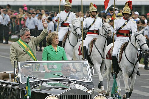 2005年、ブラジリアで行われた独立記念日の軍事パレードで、ルラ大統領はマリサ・レティシア夫人とともに観衆に手を振った。
