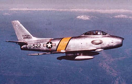 飛行中のF-86戦闘機