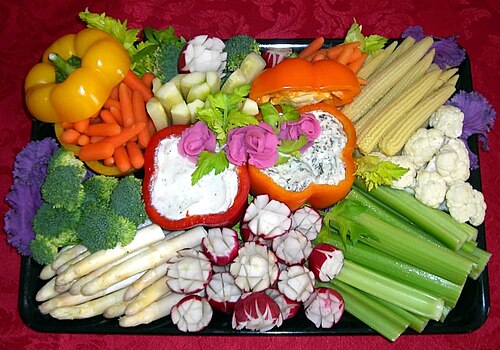 紫キャベツの上に色鮮やかな野菜の盛り合わせを並べ、「ローズバッドラディッシュ」と甘いピーマンを器として使っている。