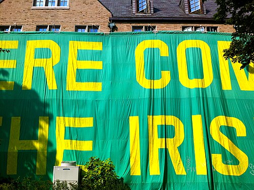 ザムホールの試合当日の看板「HERE COME THE IRISH」は数階建ての高さです。
