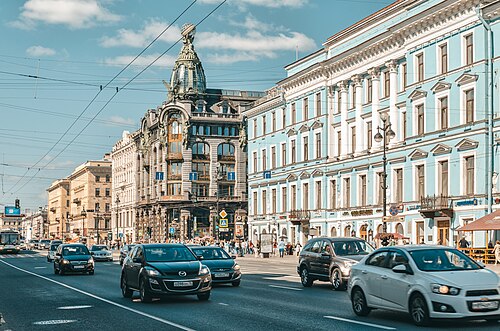 これは、ロシアの文化遺産である「シンガー」社の家（「本の家」としても知られています）の写真です。ネフスキー大通りとグリボエードフ運河の交差点に位置し、カザン大聖堂の真向かいにあります。歴史的建造物として認識されています。