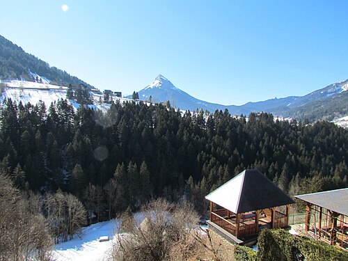 シャメショード山を背景にしたサン・ピエール・ド・シャルトリューズの眺め