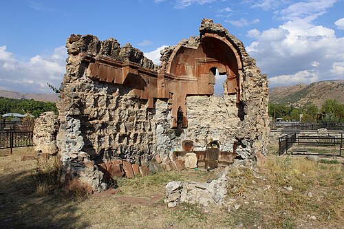 ガルニ墓地の西側にある 4 世紀 [要出典] の単廊式礼拝堂の遺跡