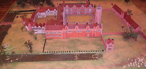 1560 年のシシングハースト城の模型。右から左へ: 門番所、塔、レンガ造りの中庭、木造の中庭、正面と左側の堀