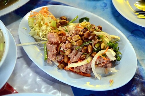 ヤムナム、もち米で発酵させた生豚肉から作ったナムソーセージのサラダ