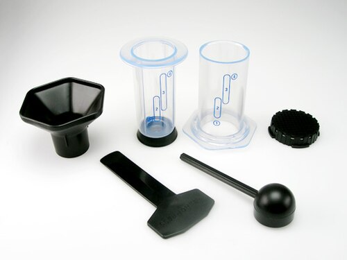 オリジナルのエアロプレスは透明なプラスチックで作られており、付属品も付いています。新しいエアロプレスクリア製品と混同しないでください。