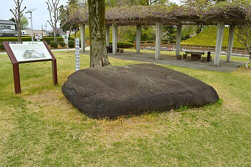 吾妻古墳の天井石が壬生城に移築