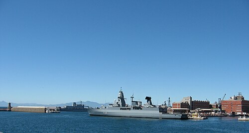 海から見たシモンズタウン海軍基地。