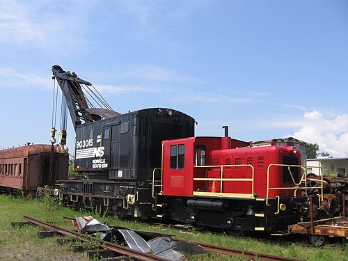 ノーフォーク サザン (旧サザン鉄道) の鉄道クレーンとウィットコムの 25 トン ディーゼル スイッチャー。