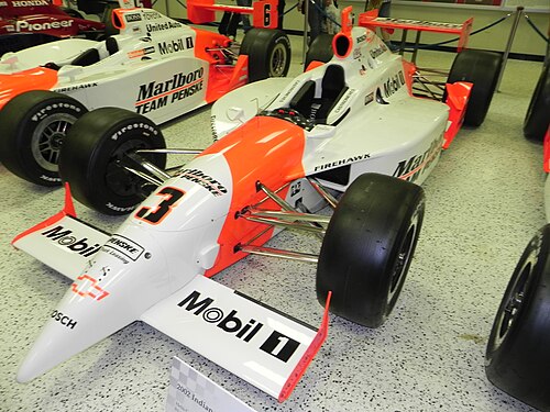 2002年にエリオ・カストロネベスがインディアナポリス500で優勝した際のマシン（IR-02）。