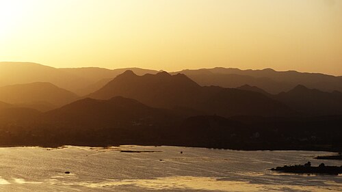 カルニ マタ寺院から見たピチョラ湖の夕日
