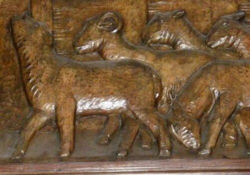 南ポーチの上にあるアラン・ダーストの彫刻の右側