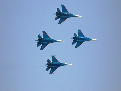 ロシアの騎士団の 4 機の Sukhoi Su-27P がエアロ インディア 2013 でパフォーマンスを披露