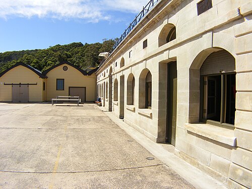 潜水艦採鉱作業所、クリフトン・ガーデンズ[6]
