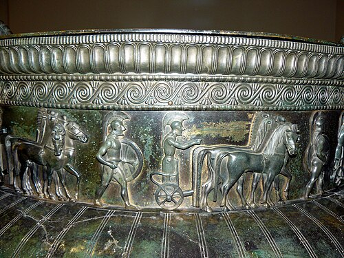 ヴィックス・クラテルの唇の下にある古代ギリシャのウィトルウィウスの巻物、紀元前 530 年頃、ブロンズ、ペイ・シャティヨネ美術館、シャティヨン・シュル・セーヌ、フランス[3]