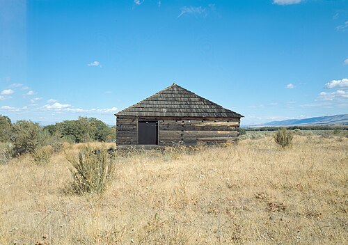 畑の真ん中にある木造の建物
