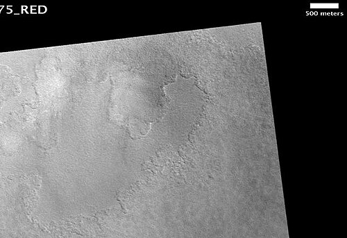 HiRISE が撮影したクノフスキー クレーターの底。スケール バーの長さは 500 メートルです。