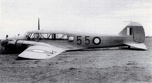 腹ばい状態の双発軍用単葉機