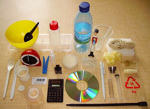 ボウル、CD、水筒、テープのロールなど、さまざまなプラスチック製品