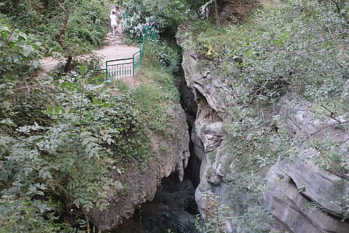 タテヴ修道院近くの自然のアーチ「悪魔の橋」