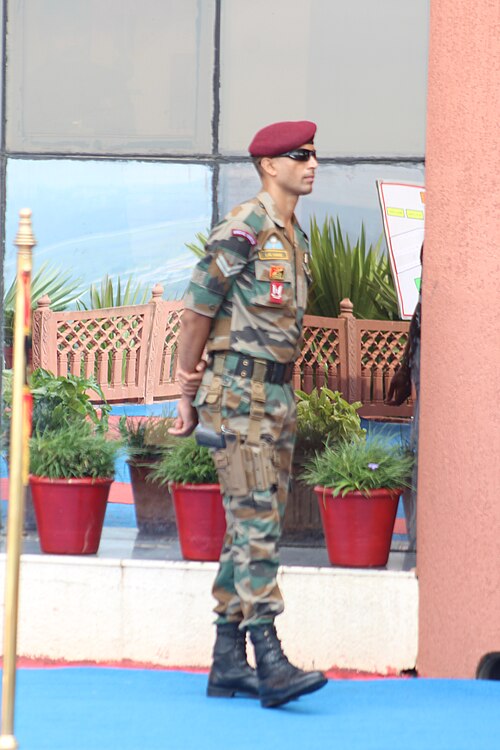 インド陸軍パラコマンドー隊員が着用しているのは、アメリカ式BDUにフランス迷彩ヨーロッパ中央迷彩をプリントしたPC-DPM迷彩です。