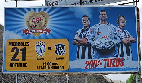 パチューカが参加するサッカーの試合を宣伝する広告が見られる。