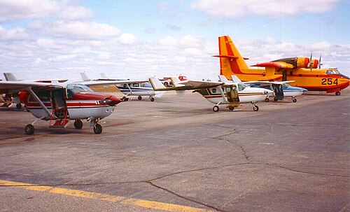 1995 年、オンタリオ州ドライデンの MNR カナディア CL-215 空中タンカーとセスナ 337 契約火災探知機
