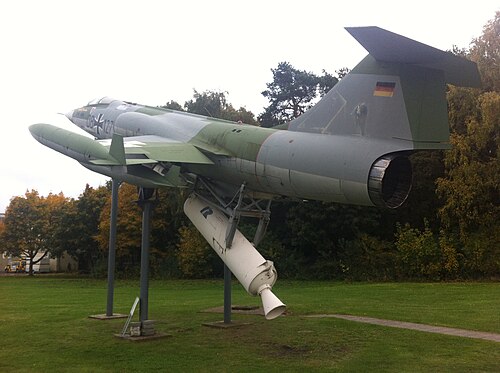 ガトーにある実験的な ZELL ロケット ブースターを搭載した F-104G。