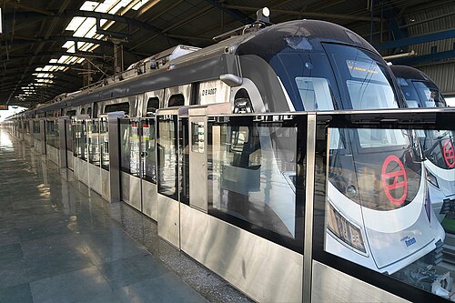 駅に停車中の列車