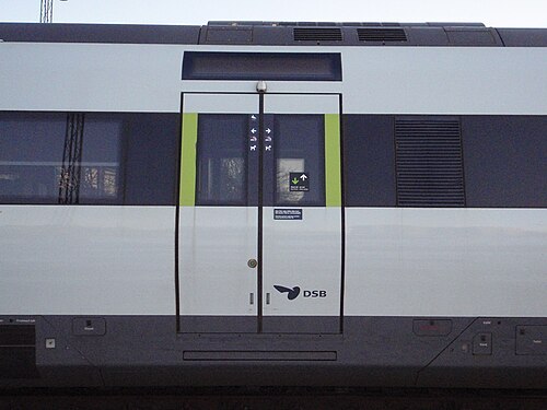 DSB のロゴはダークブルー、入口ドアは部分的にグリーン (ユニット 5639)