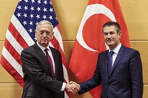 2018年2月14日、トルコのヌレッティン・チャニクリ国防大臣と米国のジェームズ・マティス国防長官。