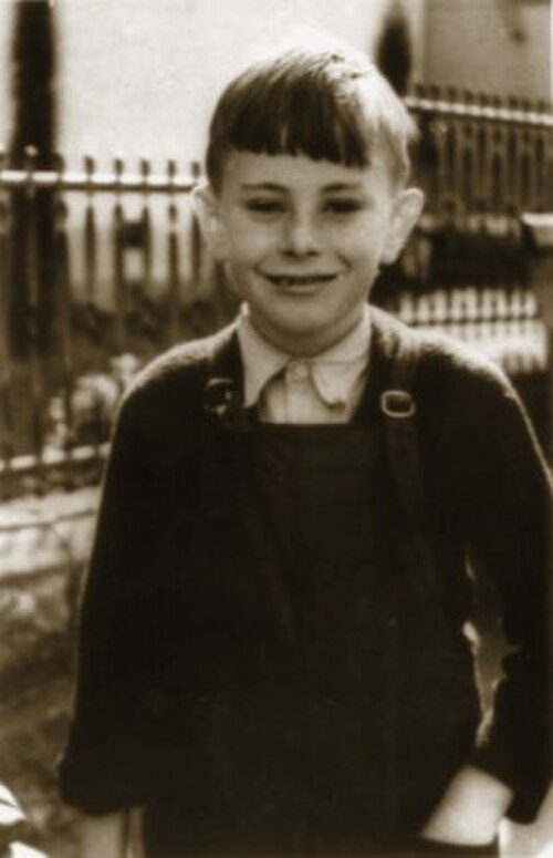 1940年代に撮影された少年時代のジョン・ハワードの写真