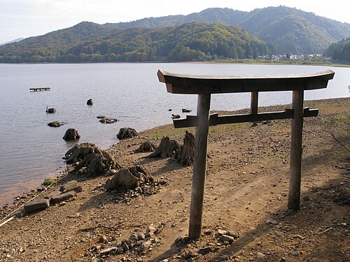 桧原村の旧地にあった水中鳥居