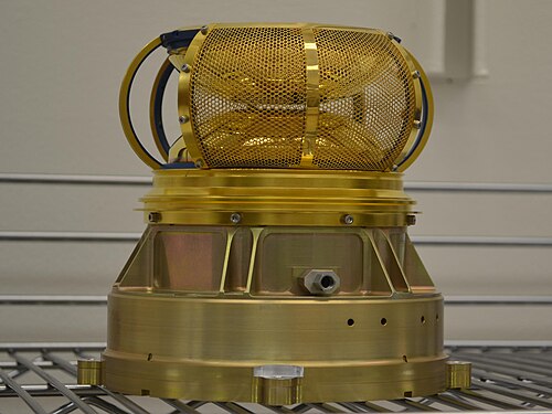 太陽風電子分析装置（SWEA）は、太陽風と電離層の電子を測定する。