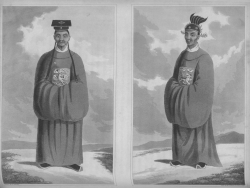阮朝時代の官僚たち（1820年頃）。左側の官僚は胸にコウノトリの紋章を持つ「文人」であり、右側の官僚はイノシシの紋章を持つ軍人である。