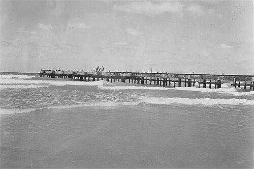 1935 年に建設中のクファル ヴィトキン桟橋