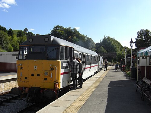 インターシティの塗装が施された 31414 がブレーキ車としてエクルズボーン バレー鉄道を走行しています。