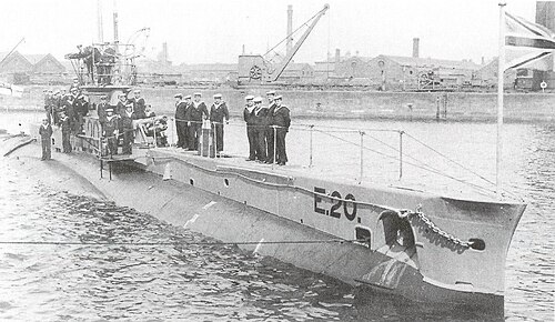 1915 年に HMS E20 に乗船した船員たち