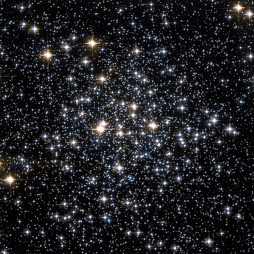 黒い背景に、明るさや色の異なる数百個の星が散りばめられている。
