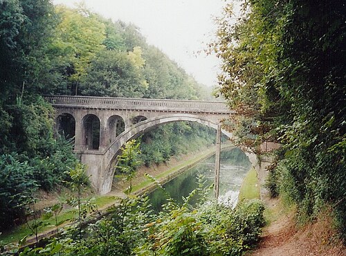 2003年のリクヴァル橋。運河の土手は、戦闘で橋が占領された当時よりもはるかに草木が生い茂っている。