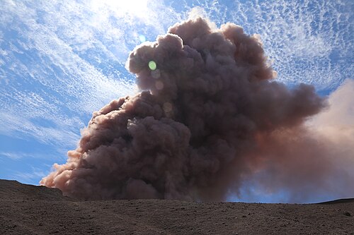 プウ・オオオの火口が崩壊し[21]、火山灰の噴煙が発生（2018年5月3日）