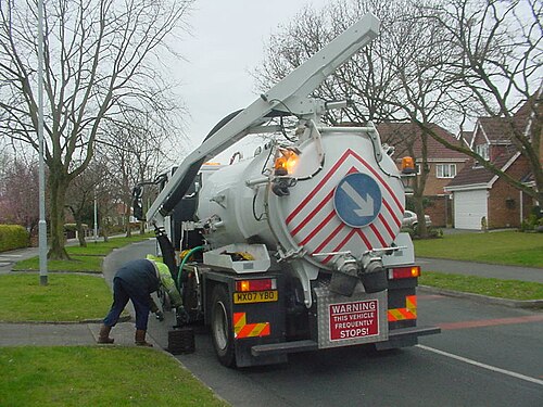 マンチェスター（英国）の路上の溝が空になる