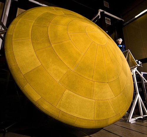 NASAの火星科学研究所向けに完成した耐熱シールド。直径は4.5メートル(14フィート9インチ)。