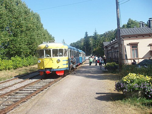 田舎の駅に停まる青と黄色の鉄道バス