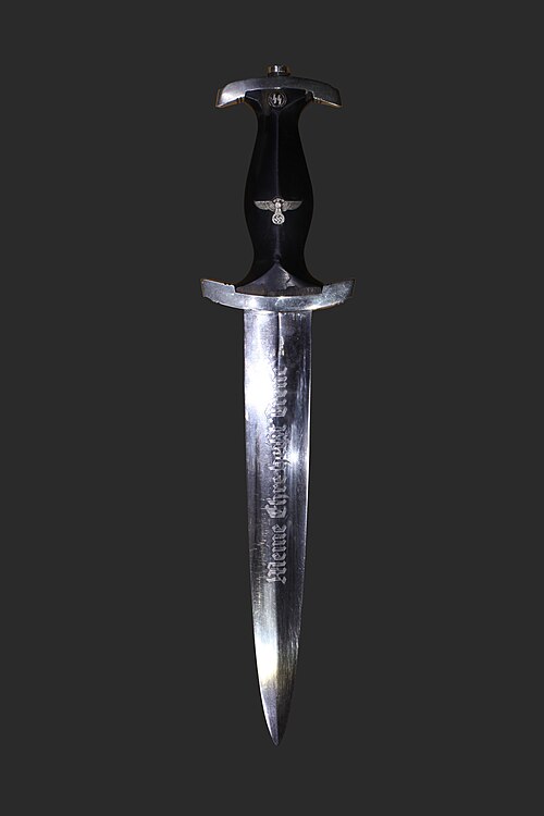 SS エーレンドルヒ、SS の武器短剣。刃に「Meine Ehre heißt Treue」の刻印が酸で刻まれています。