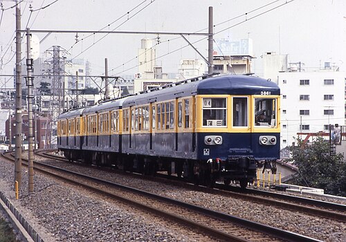 1983年8月、青と黄色の塗装が施された3450系列車