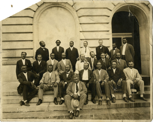 1915年博覧会委員会、ケンタッキー州フランクフォートのケンタッキー州議会議事堂前。左から4番目はグリーン・ピンクニー・ラッセル、その他にはトーマス・ウェンデル、アン・バトラー、エドワード・E・アンダーウッド博士らが写っている。
