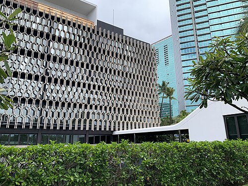 滑らかな白い廊下の先には、側面から突き出た白い立方体状の構造物がある IBM ビル。