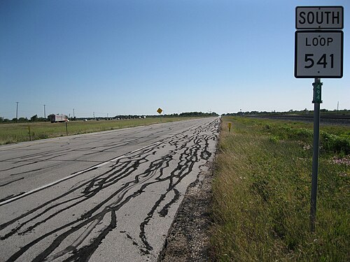 ループ541の標識は、将来のI-69/US 59出口から南西に少し進んだところにあります。
